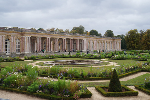 凡爾賽宮-皇后宮與美麗的花圃。