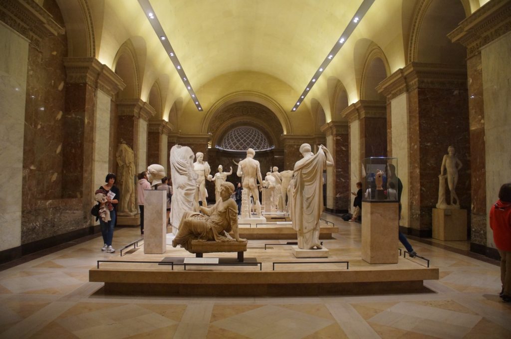 羅浮宮內的神話雕像群