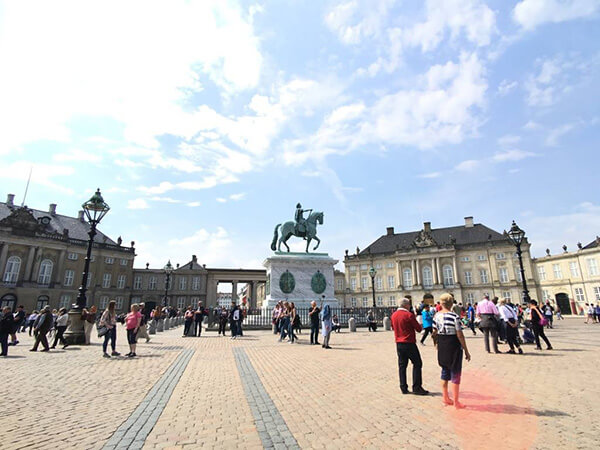 廣場中央的騎馬雕像描繪的是阿馬林堡皇宮的建造者腓特烈五世。