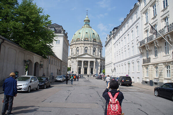 阿馬林堡皇宮與腓特列教堂根本就是鄰居，印象中可以同時看見兩者！