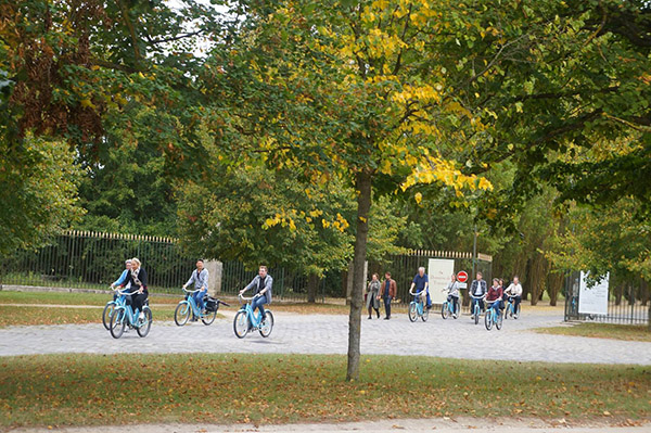 凡爾賽宮內，皇后宮閘門前，騎腳踏車的人們