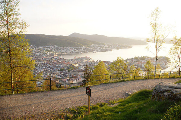 挪威卑爾根風光，弗洛伊恩山下山風景，其實沿途怎麼看都美。推薦來到卑爾根，天氣好的話一定要上來看看喔！