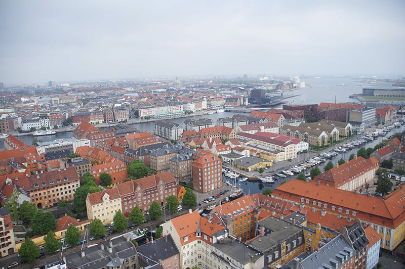 救主堂尖塔上，用生命換來的風景照，哥本哈根另一側面海美景。