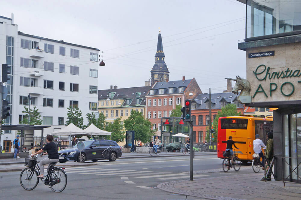 丹麥哥本哈根市區街景，到處都是騎腳踏車的人。