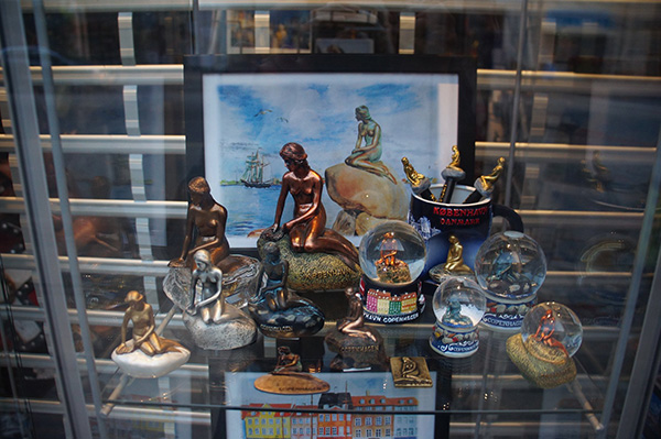 哥本哈根童話城，小美人魚雕像周邊商品很多！