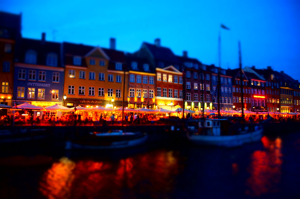 丹麥新港彩色小房子夜晚變成酒吧，另類浪漫。
