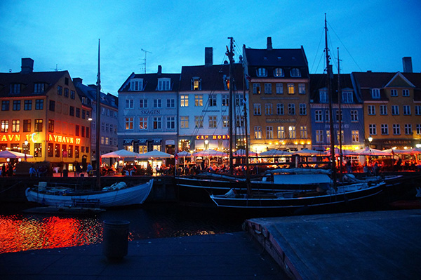 丹麥第一夜，晚餐景緻，坐在甲板上看著夜晚的新港彩色小房子酒吧！