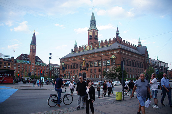 丹麥一路上的尖塔建築，沒記錯的話照片中是哥本哈根的行政議會廳。