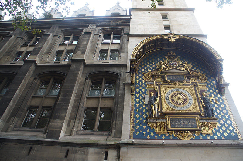 巴黎古監獄外牆上的華麗大鐘，是其最顯著的標記！