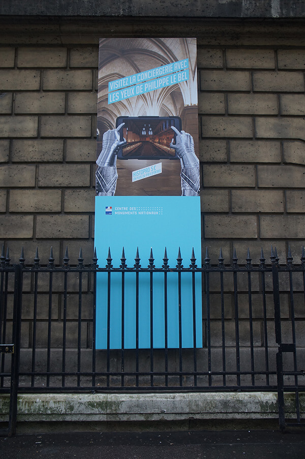 巴黎古監獄門口牆上，AR擴增實境History pad的宣傳海報。