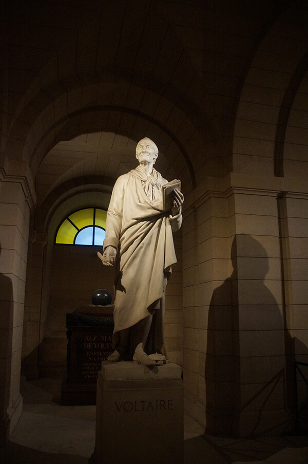 萬神殿地下墓室唯一的名人雕像，伏爾泰「法蘭西思想之父」