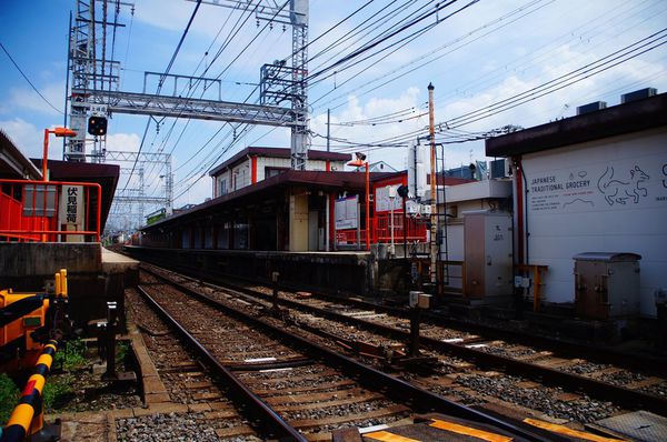 日本京都稻荷神社前的鐵軌