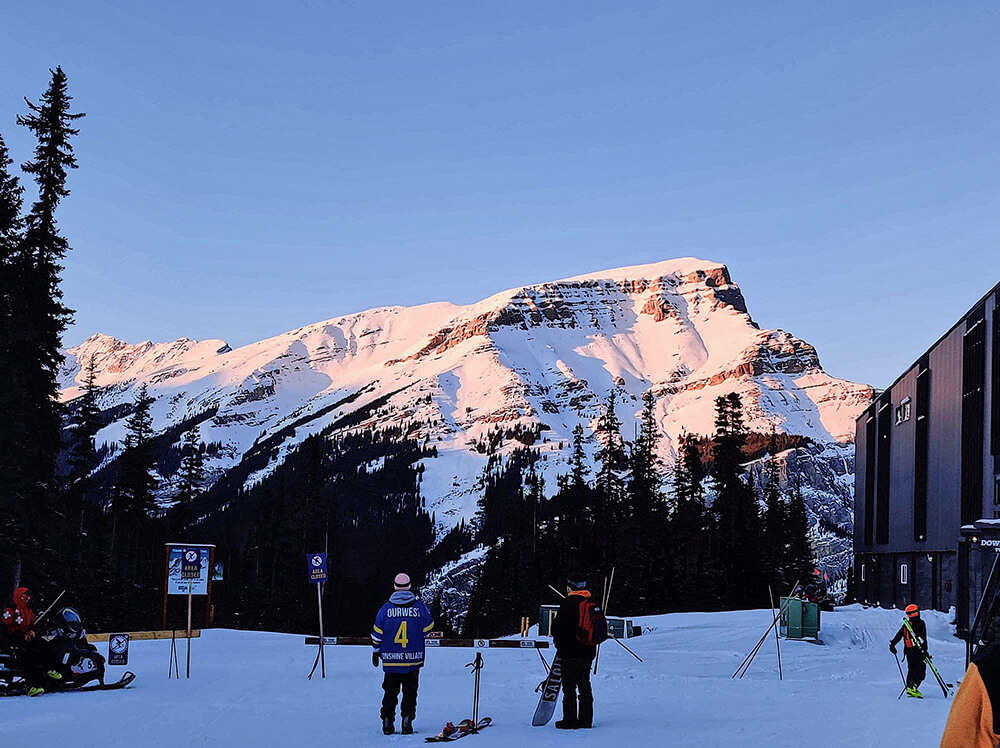 滑雪看夕陽，也是很棒的行程唷！加拿大打工度假 卡加利生活的休閒。