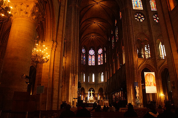 清晰的巴黎聖母院一樓大廳。