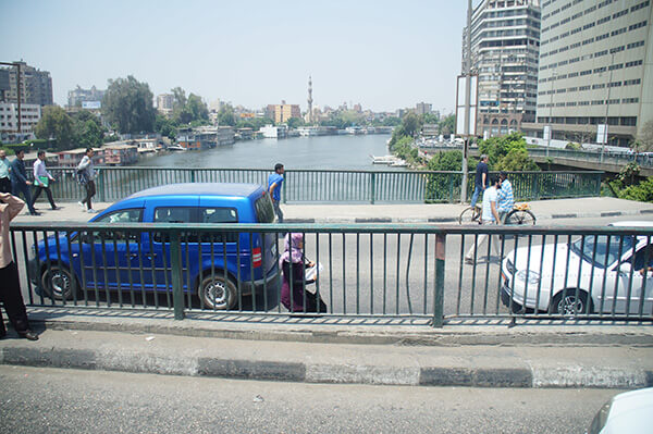 開羅市區，後面是尼羅河，為什麼人車可以這麼近？好神奇！