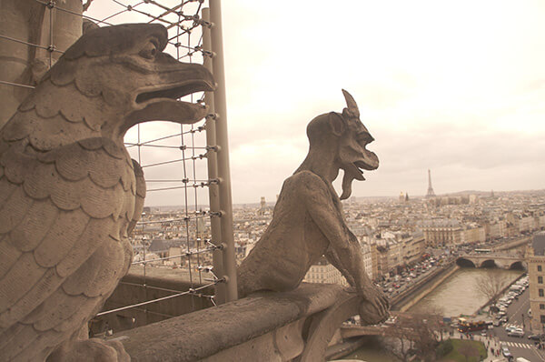 另一側的小怪獸與巴黎鐵塔