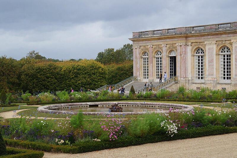 凡爾賽宮內，大特里亞農宮中庭，美麗的英式花園，典雅耐看。