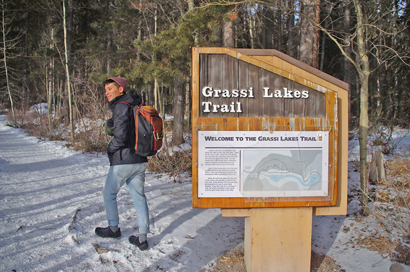 加拿大洛磯山脈Grassi Lakes Trail 的起點！可以把車停在這個牌子前方的停車場。