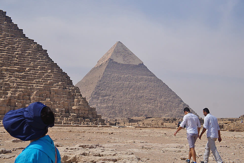 古夫金字塔後側看到的卡夫拉金字塔，可愛的白色帽子超好認。
