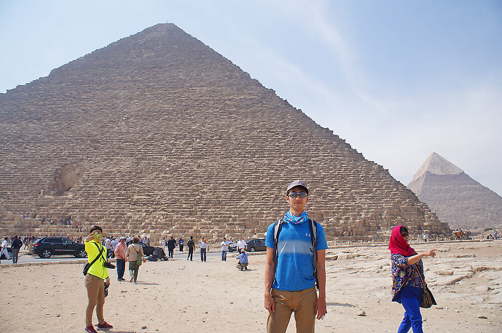 來個有尖頂的合照，左邊金字塔上的凹洞就是入口，像螞蟻一樣小的點點是遊客。