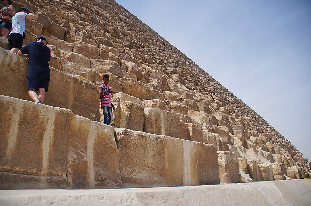 近拍古夫金字塔巨大的石塊，每塊都契合的恰到好處。