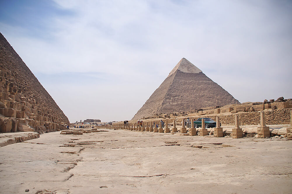 再來一張好看的單獨卡夫拉金字塔，後方是小小的汽車、馬車、小不點的人。