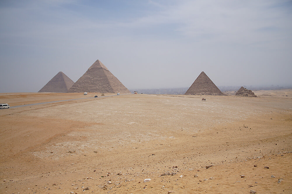 吉薩3大金字塔，從左到右，古夫、卡夫拉、孟卡拉。