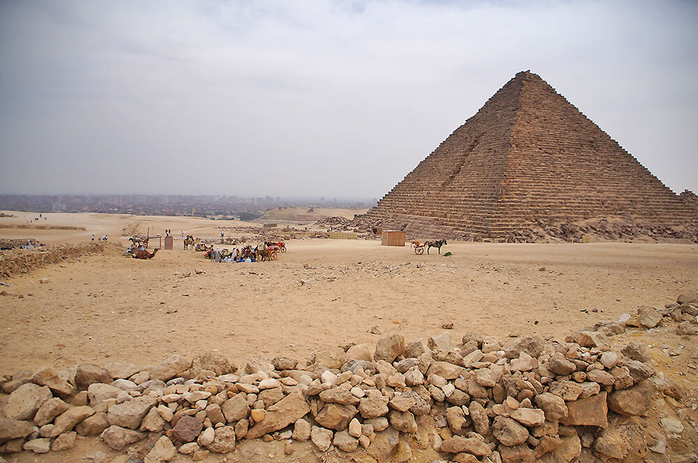 另一個方向，是孟卡拉金字塔，靠近許多，但還是有點距離。