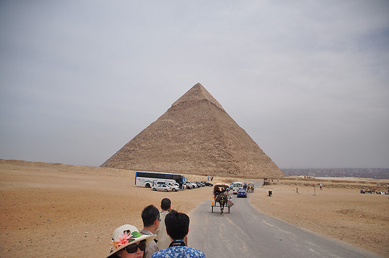 朝著卡夫拉金字塔，走一小小段路，大台遊覽車是我們的目的地。