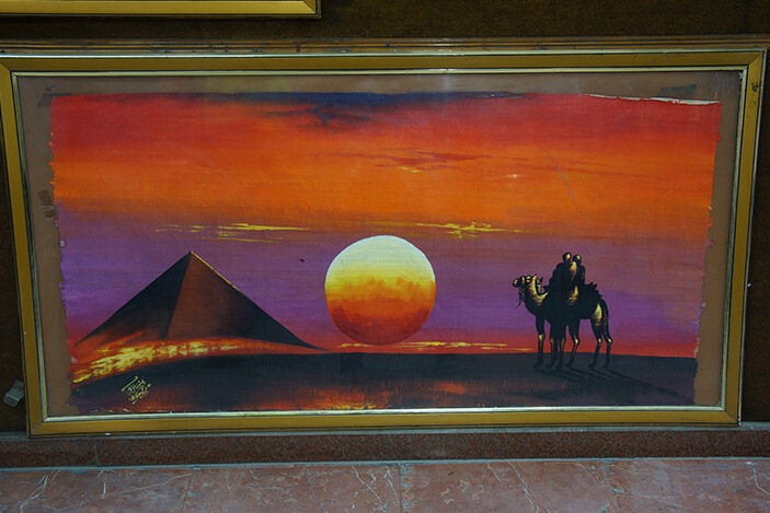 莎草紙畫作，沙漠夕陽，駱駝，金字塔。