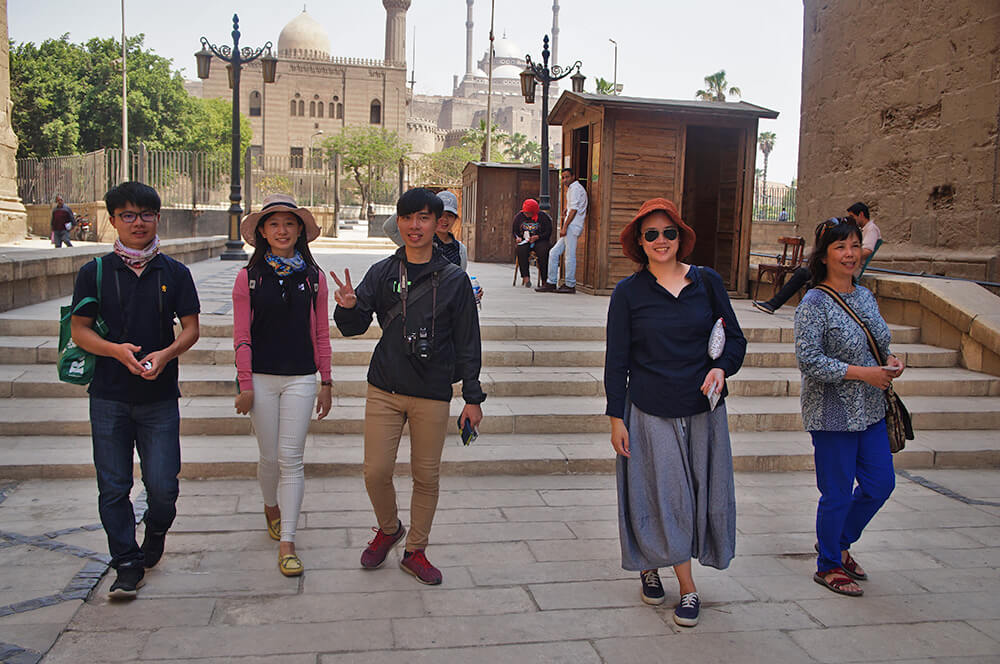 埃及旅遊夥伴們！後面背景是阿里清真寺，大家有認出來嗎？
