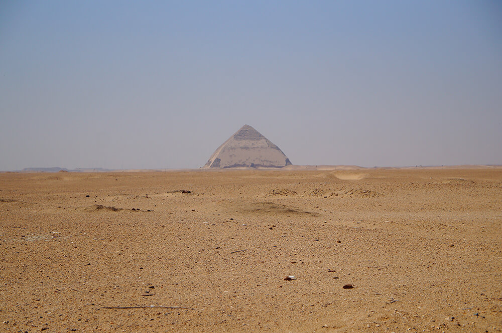 荒漠中，遠看彎曲金字塔。