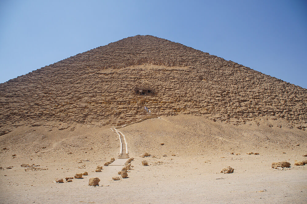 紅色金字塔，地球上第一個完美的四角錐金字塔。