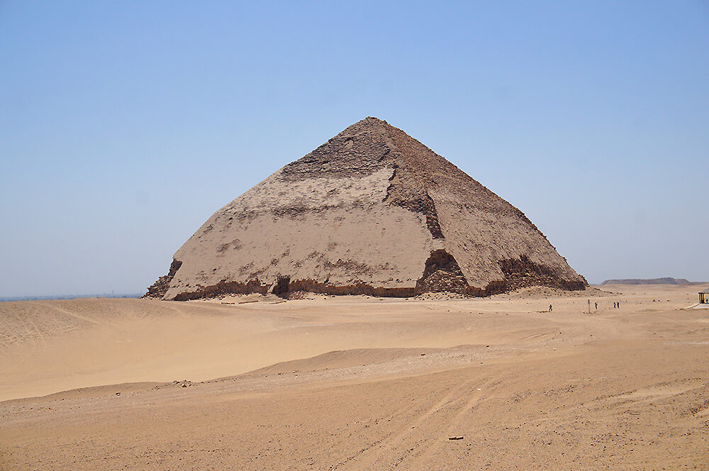彎曲金字塔，建造時內部結構早已損毀，並未有法老陵墓進駐。大家有覺得這個照片很沙丘嗎？ＸＤ