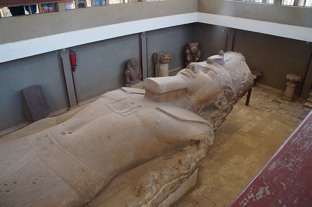 孟非斯博物館內，橫躺的拉美西斯二世神像，十分巨大。