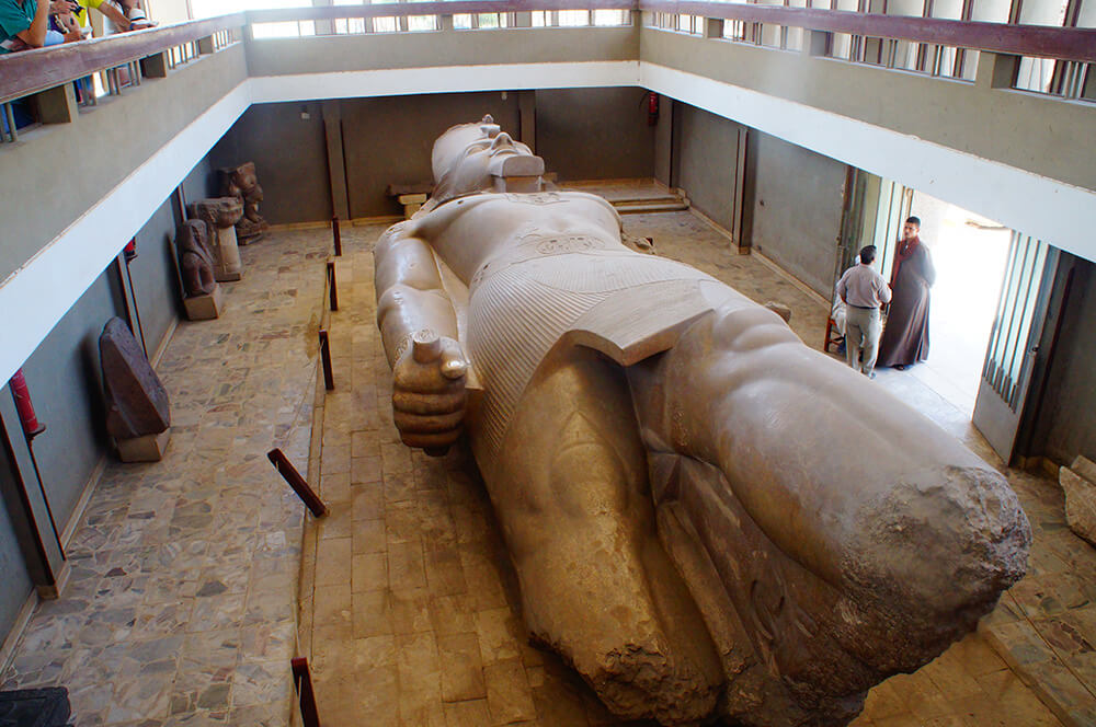 埃及，夢菲斯博物館，拉美西斯二世雕像。