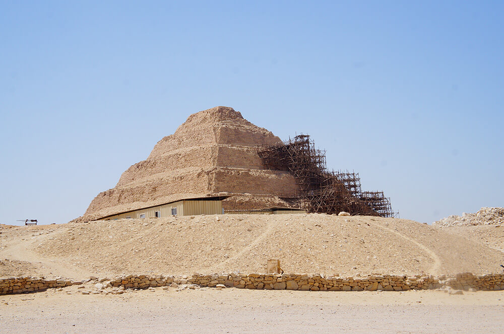 第一座埃及金字塔，階梯金字塔，又稱為左賽爾金字塔，印何闐設計。