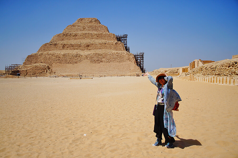 這可不是毀壞修復中，而是埃及第一個金字塔，又名階梯金字塔！這之後金字塔才往四角錐發展。