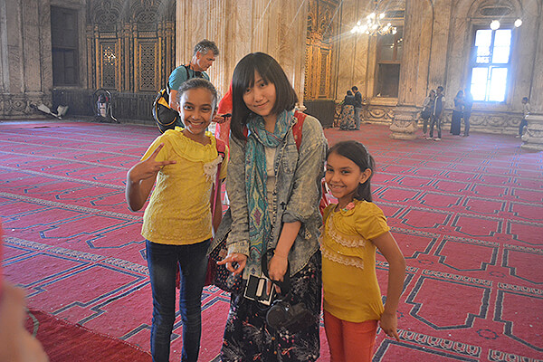 哈里清真寺，小女孩主動貼上來拍照，超可愛的！沒有任何心機，就是想合照。