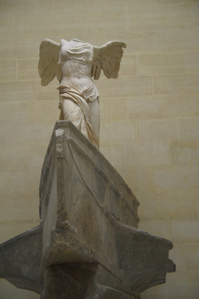 羅浮宮鎮店三寶之一，勝利女神，是真的會讓人讚嘆的傑作。