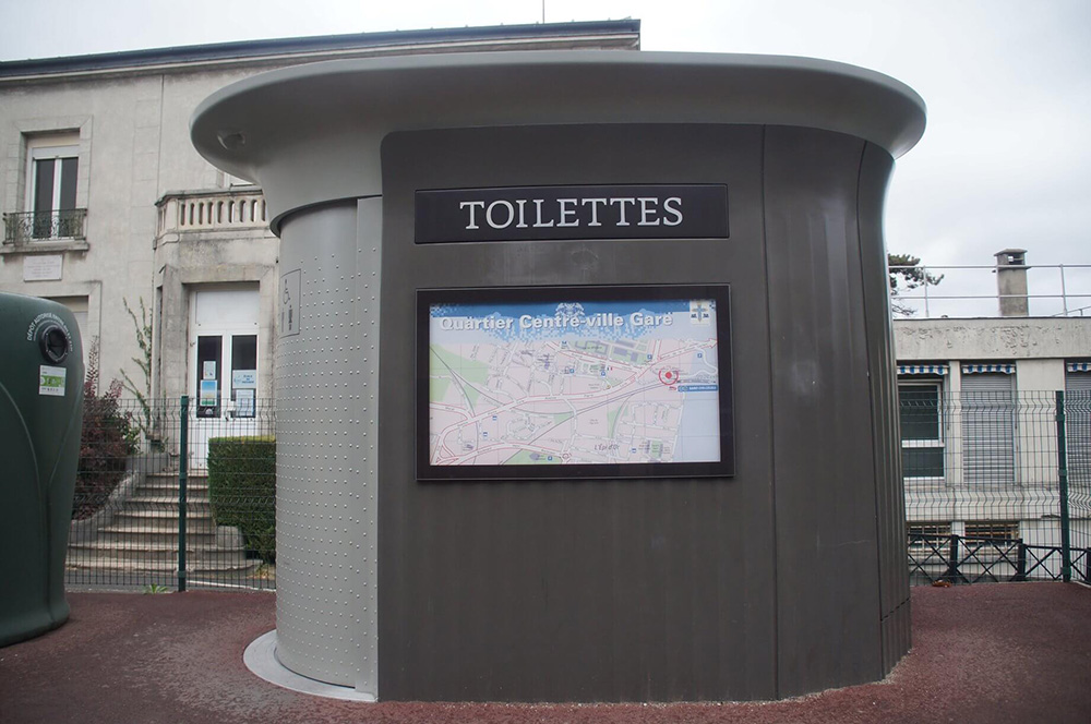 巴黎火車站外面的公共廁所，不收費唷！看到這個可以用：）