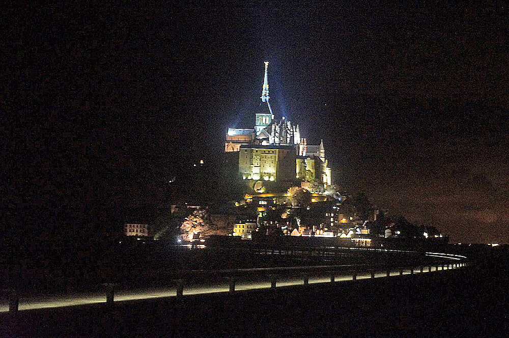 法國諾曼第聖米歇爾山，黑夜中閃閃發光，宛如迪士尼城堡。