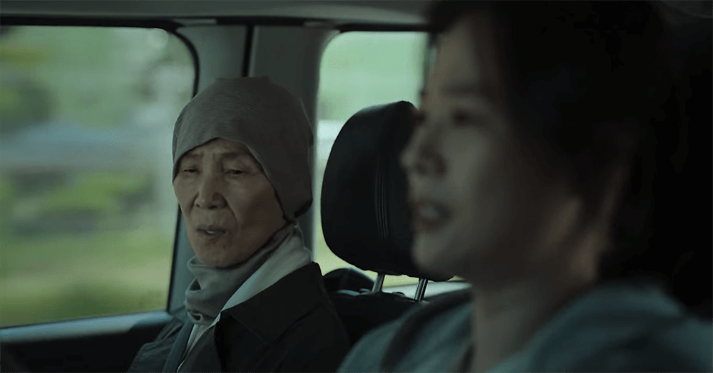 閔惠珍因而慌忙帶著罹癌的媽媽上車，想要逃出國。