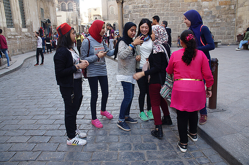被埃及少女們包圍拍照的學妹