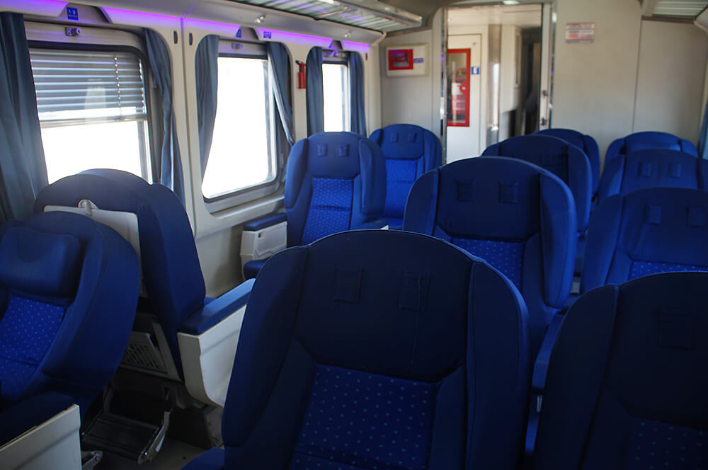 位子很大很好睡的埃及火車頭等艙，幸運遇到剛翻新，因此價位便宜之外也乾淨舒適。