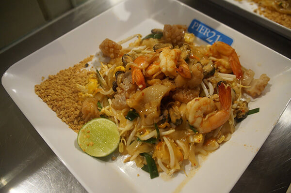 大圖來一張，道地又好吃的泰式炒麵 (pad thai)，泰國旅行這幾天一點再點吃不膩。