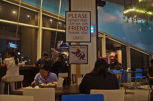用餐區角落，搭配著各種逗趣標語「請不要餵食我們的海獅」。