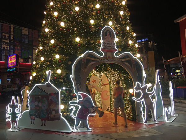 central Marina商圈，文青市集聖誕樹，裡面亮晶晶的很好拍。
