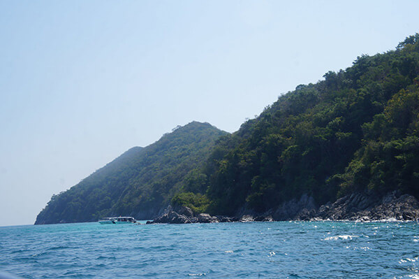 這個應該就是尼莫島（？）我們不會上岸，而是繞著這座島，教練在三個地方放大家潛水拍照。