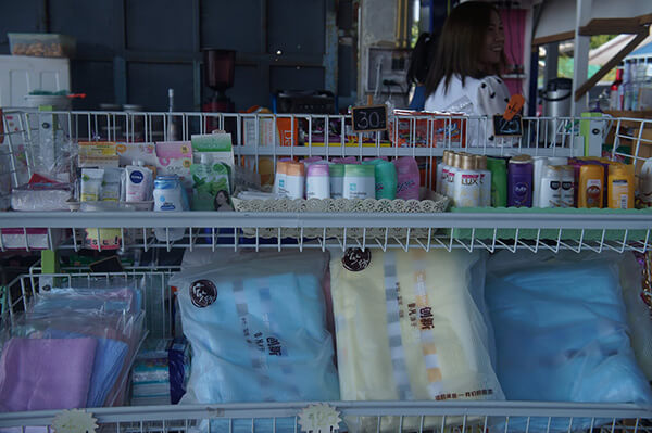 現場販售的毛巾、洗髮精沐浴乳、後面還有小點心喔！平價實惠的小賣部。